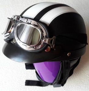 Retro helma - černá bílé pruhy