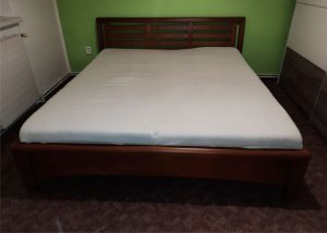 Dvoulůžková postel z masivu 200x180