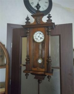 Řezbované půlové nástěnné hodiny - mahagon