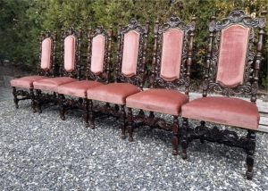 Sada vyřezávaných židlí
