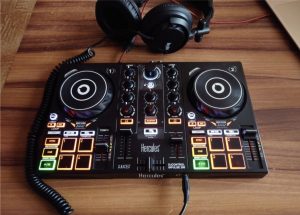DJ controller Hercules + Dj Sluchátka + licence