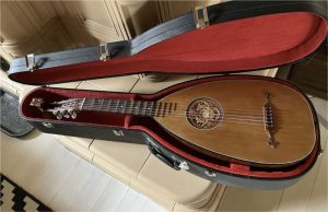 Guriema Gitárlant faragott oroszlánfejjel