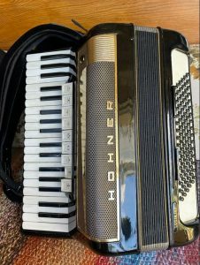 Predám ŠTVORHLASNÝ Akordeón HOHNER LUCIA P
