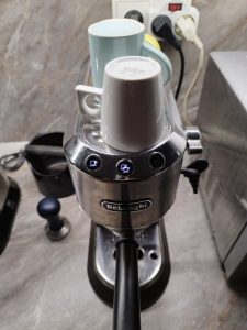 Delonghi dedica ec 685 pakovy kavovar + mlynček