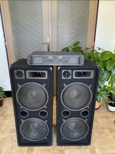 Speakers with amplifier