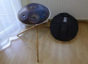 Egyedileg gyártott rozsdamentes acél handpan tokkal, tartóval eladó