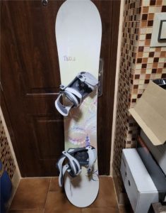 I am selling a brand new snowboard TRANS 151cm long.