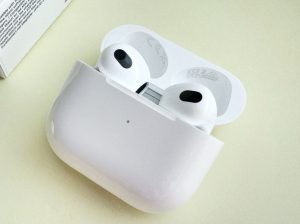 Slúchadlá Apple AirPods (3. generácie) s MagSafe nabíjacím puzdrom