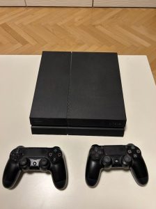 FOR SALE PS4 1TB + 2 controllers