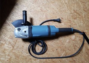 I am selling a new GA9030RF01 angle grinder 230mm 2400W