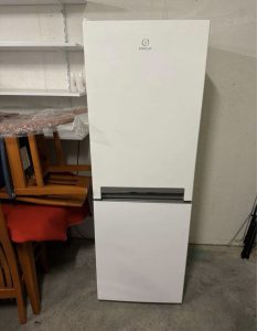 Újszerű indesit hűtő eladó, alsó ajtó szigetelés cserés