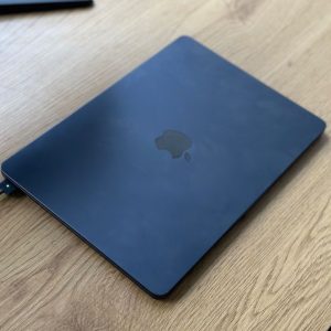 MacBook Air M2 16GB RAM + Apple Keybard + Apple Mo