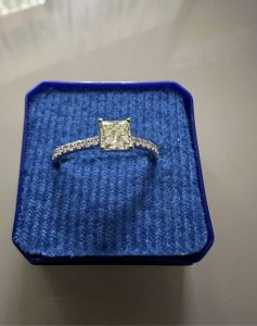 Zlatý prstýnek s diamanty