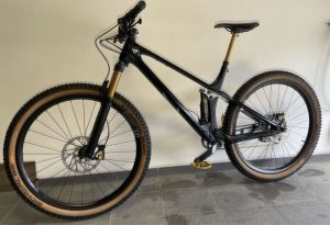 YT IZZO trail mountain bike