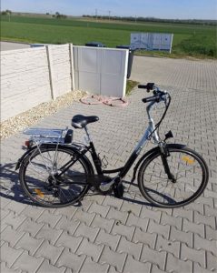 Men's electric bike with low entry