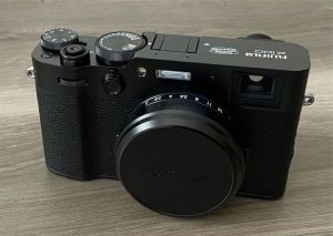 Zcela nový černý Fujifilm X100VI a příslušenství