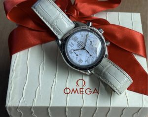 Omega Speedmaster Reduced 39 fehér színben Lgsw