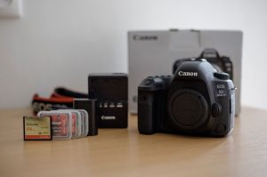 Canon 5D Mark IV + 2 baterky a CF karty