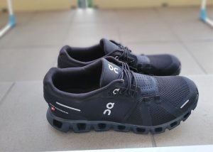 ON cloud 5 all black size 40.5