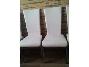 Pekné biele stoličky
