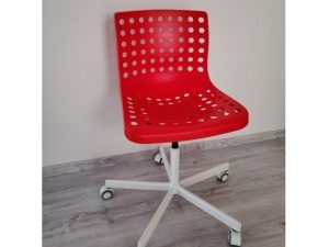 Otočná červená stolička, ikea