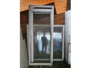 Panelákové plastové balkónové dvere a fix okno