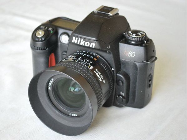 Nikon N80 a objektív AF 28mm f/2.8D