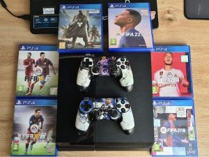 Playstation 4 + 2 joysticky + hry fifa a káble