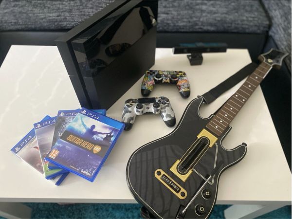 PS4 500GB + 2 ovládače + Guitar Hero + PS4 Kamera
