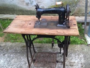 Starožitný šijací stroj – predaj
