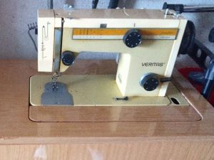 Stolový šijací stroj