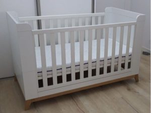 Posteľ pre bábätká a malé deti Tchibo s matracom