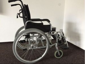 Invalidný vozík odľahčená skladacia konštrukcia