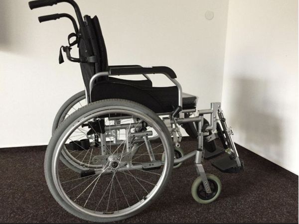 Invalidný vozík odľahčená skladacia konštrukcia