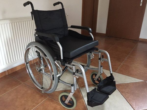 Invalidný vozík mechanický odľahčený