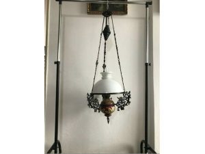 Stará petrolejová lampa s poľovníckym motívom