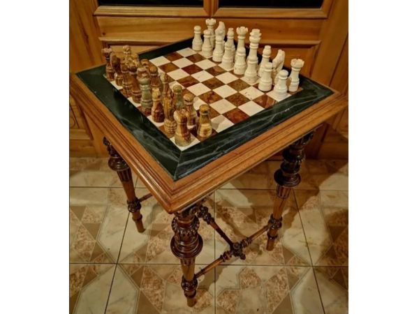 Šachy na krásnom renesančnom stolíku.