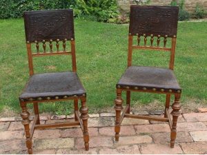 Dve starožitné kožené stoličky