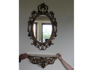 Zrkadlo s konzolou