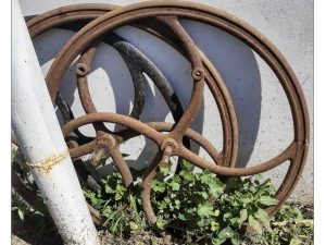 Staré železné kolesá na studňu