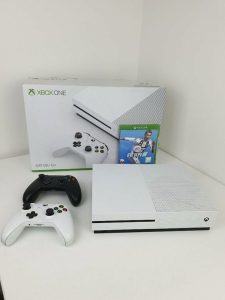 XBOX ONE S 500GB + 2 CONTROLLERS + 2 GAMES