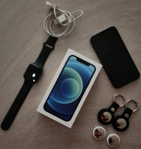 Iphone 12 128GB + Apple Watch 6 (44mm) + 4x AirTag