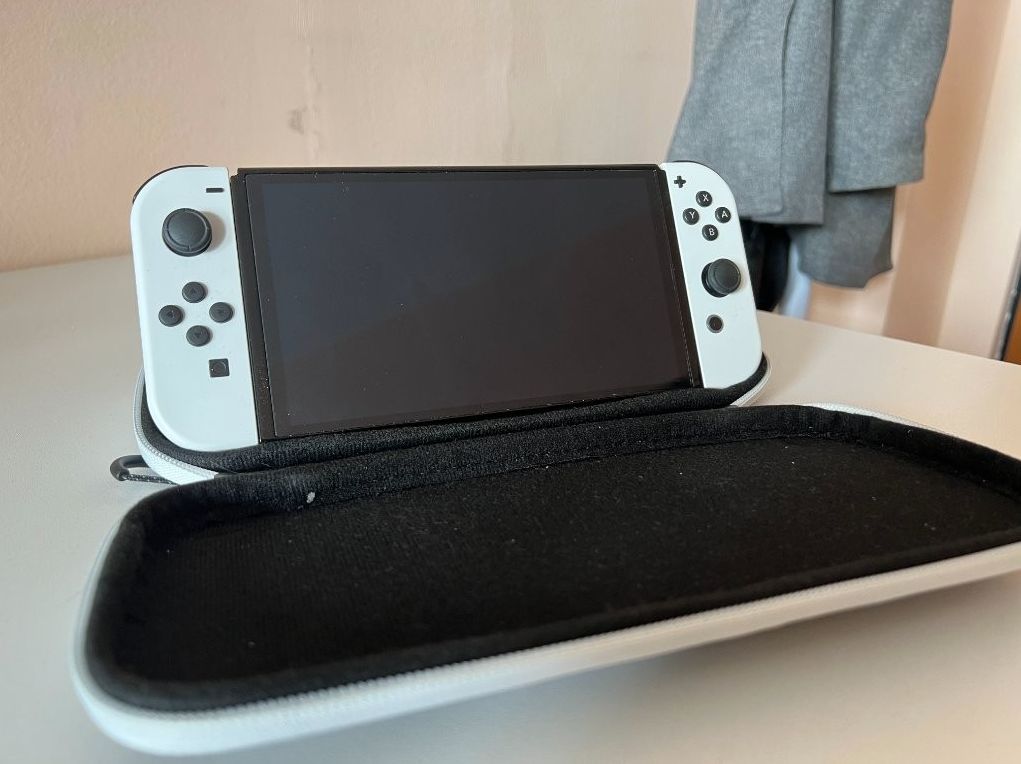 Nintendo Switch OLED + Pro Controller + 5 games