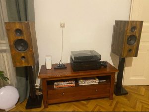 Reproduktory so stojanmi a káblami alebo celá hifi