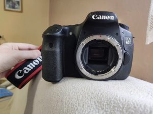 Canon 60D - body in excellent condition, strap, 2x flashlight