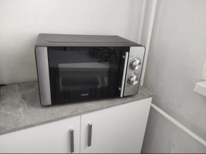 I am selling a DOMO DO42202 microwave oven.