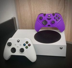 Xbox Series S and Victrix Gambit