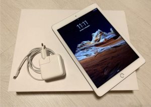 Apple iPad 128GB Wi-Fi+Cellular stříbrný (2017)