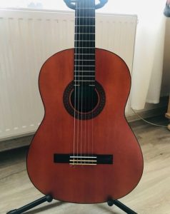 New Takeharu Suzuki guitar incl. case and tuners