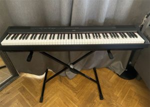 Yamaha digitální piáno P-115 + stojan Soundking